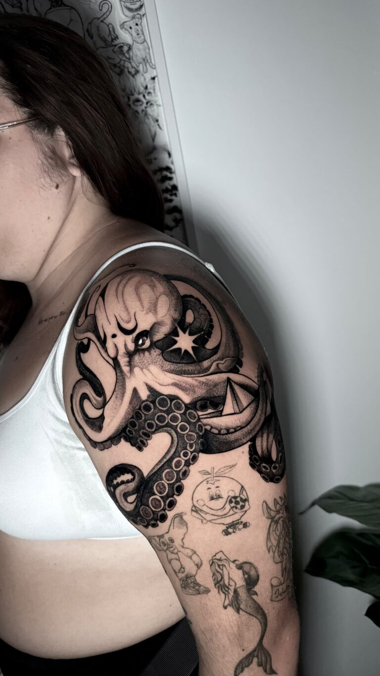 CLAU CUEVAS tatuaje